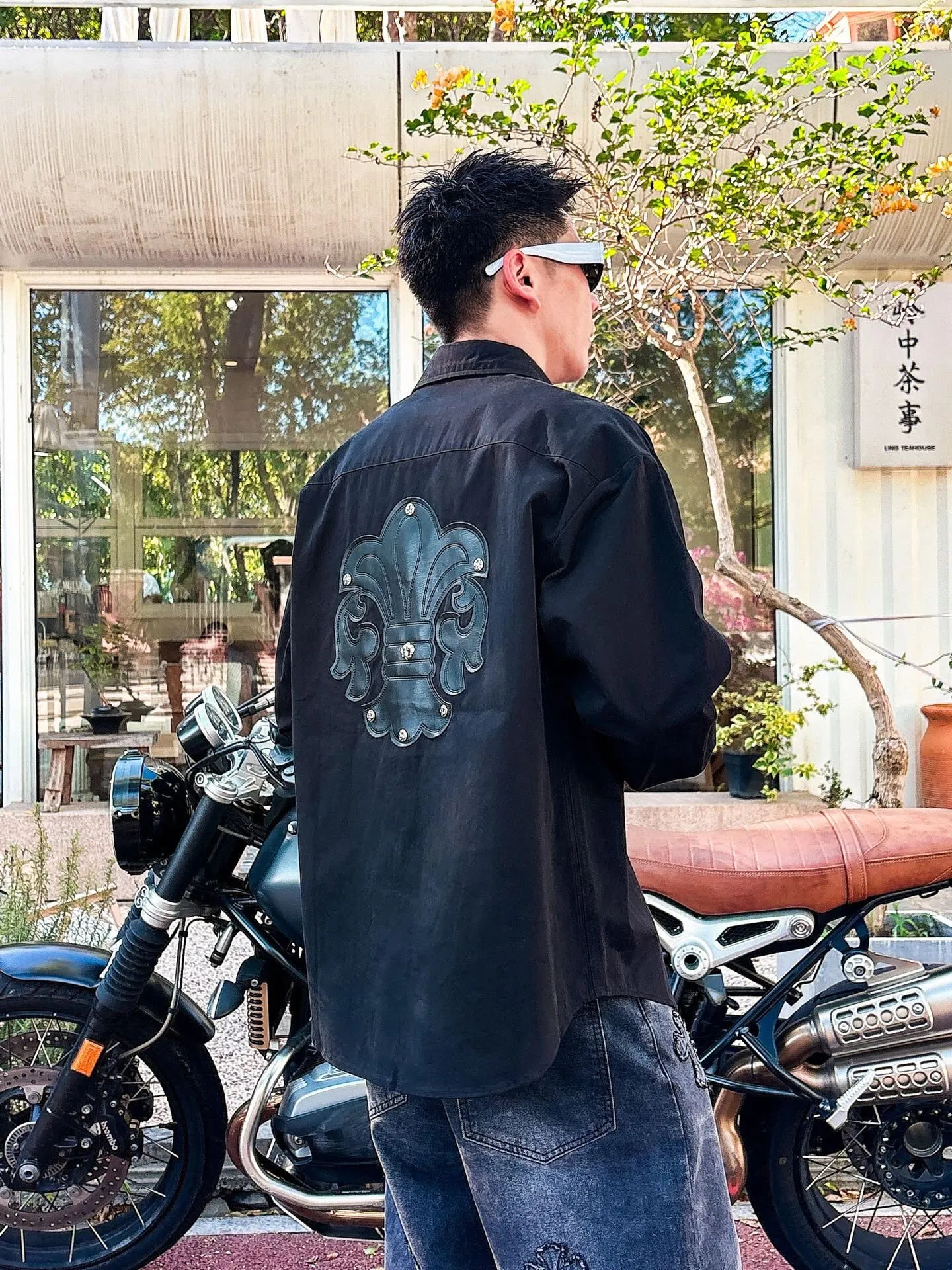 Pants P 520💰 Top P 500💰Chrome Hearts Leather Cross Leather Embroidery Shirt Jacket! OS version can be worn by both men and women! The fabric is made of twill gauze cotton fabric! The texture is clear and smooth, not easy to wrinkle or fade! The embroidery process is complex and repetitive, and the requirements for the embroidery machine are very strict. The distance is always 45 centimeters! It won’t work if the spacing is too big, and it won’t work if it’s too small! The hardware is all carved and cast. This piece of clothing consumes a lot of material. More than 3 meters of material is used for one piece of clothing! After the garment is made, it needs to be fixed at high temperature, washed at a water temperature of more than 70 degrees, and softened by adding softener to make the upper body softer and smoother!   Color: black white Size: m-3xl Style number: 5878